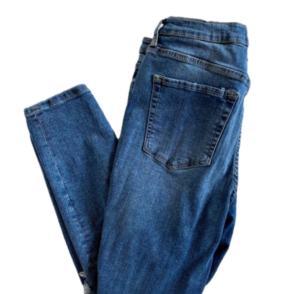 WE The Free High Waisted Ankle Skinny Jeans. Ripped Knees. Size 31